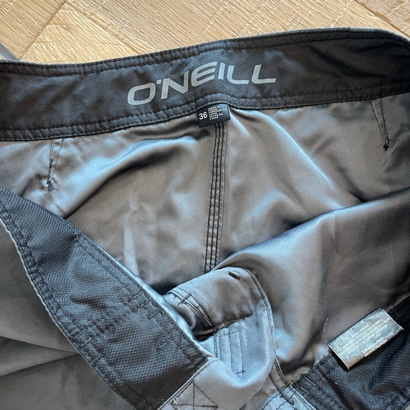 O’Neill board shorts - Picture 2 of 4